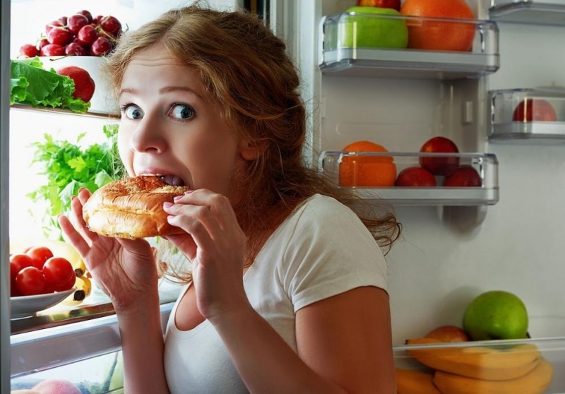 Американски диетолози посочиха 10 най-вредни хранителни навици на жените, съобщи