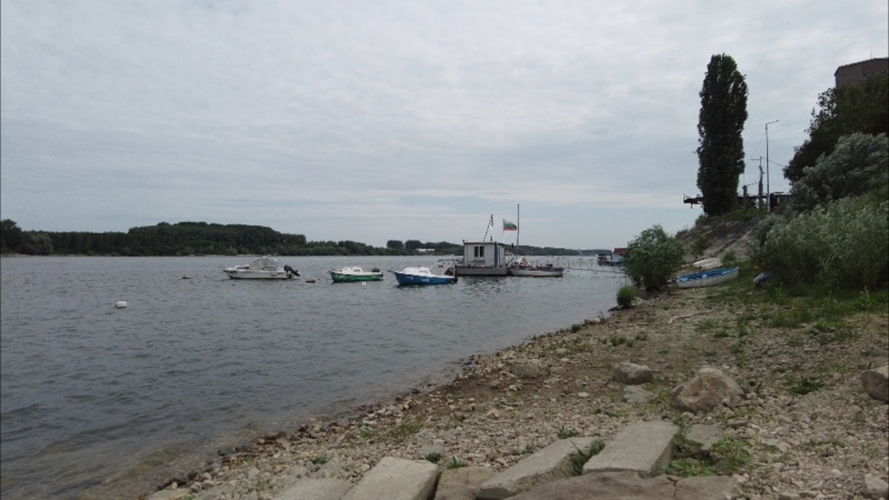 Критично ниско ниво на река Дунав Корабоплаването в българския участък