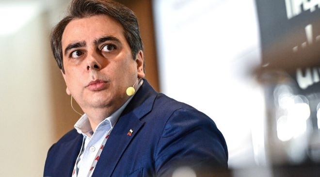 Трима свидетели заковават Асен Василев за далавера с бандероли