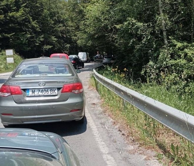Кръв на пътя! Моторист предизвика тежка катастрофа на "Петрохан", петима пострадаха /снимка/