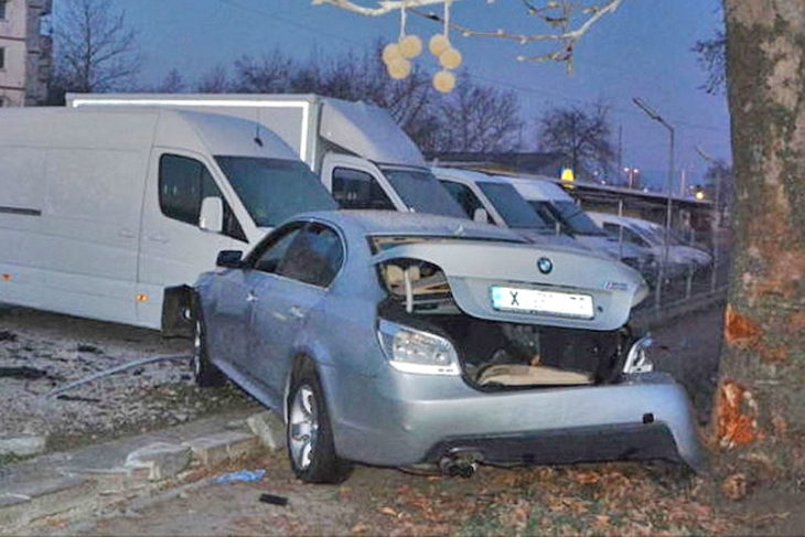 БМВ се заби в автокъща, помля дърво и два микробуса