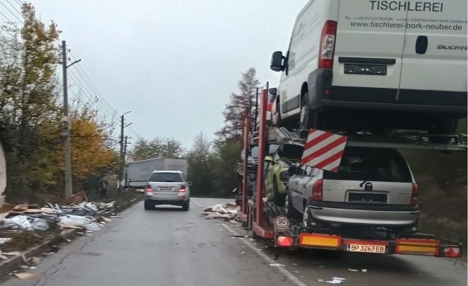 За добро утро: ТИР и автовоз се удариха в Монтанско, движението е затруднено /снимки/