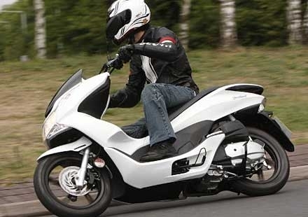 Служители на реда са спрели шофьор да кара нередовен мотопед