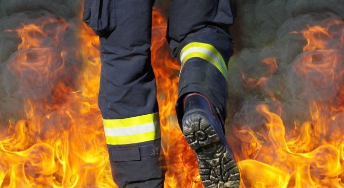 Мъж се втурва в пламъците на бушуващия в Калифорния пожар