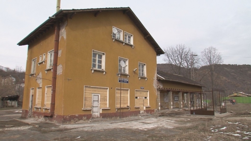 Жп гарата във врачанското село Лютиброд изглежда като след бомбардировка