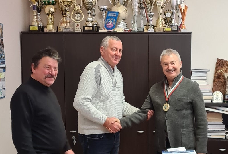 Председателят на Българската федерация по приложно колоездене Светослав Кръстев връчи