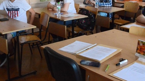 Гимназистите да минават още от септември по 50 часа военно