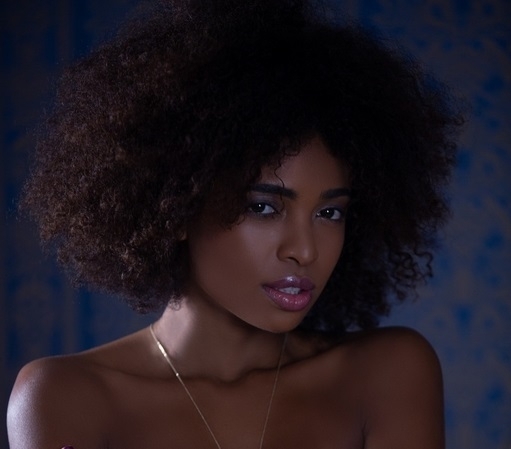 Бруна Роча започва деня с предизвикателствена фотосесия на господата от