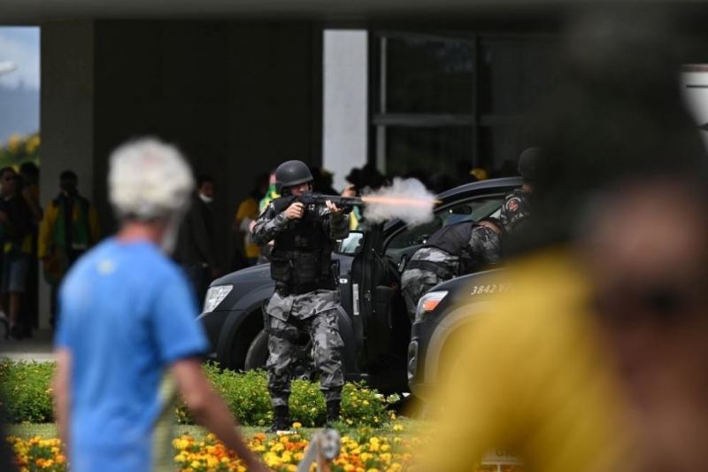 Бразилските власти започнаха да разследват най тежкото нападение срещу институциите на