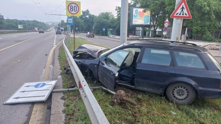Алкохолът не прощава! Мъртвопияна жена се заби с чужда кола в мантинела ...