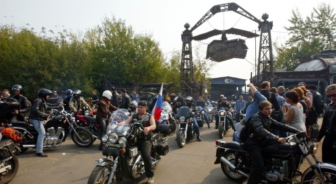 Членове на рокерския клуб Нощни вълци откриха мотосезона в Москва