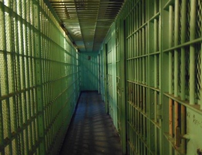 Гръцката полиция разкри в четвъртък че издирва трима мъже които