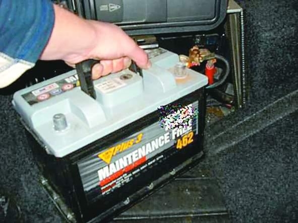 Бандити са откраднали акумулатор от лек автомобил Опел Вектра в