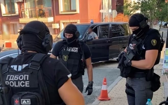 Маскирани служители на ГДБОП показно арестуваха и натръшкаха на улицата
