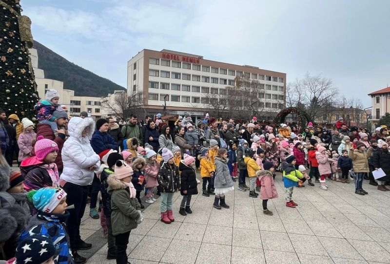 Детска постановка Тримата снежковци с участието на актьори от ДКТ