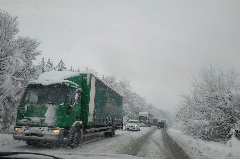 Непочистените от снега пътища предизвикаха хаос във Видинско и Монтанско