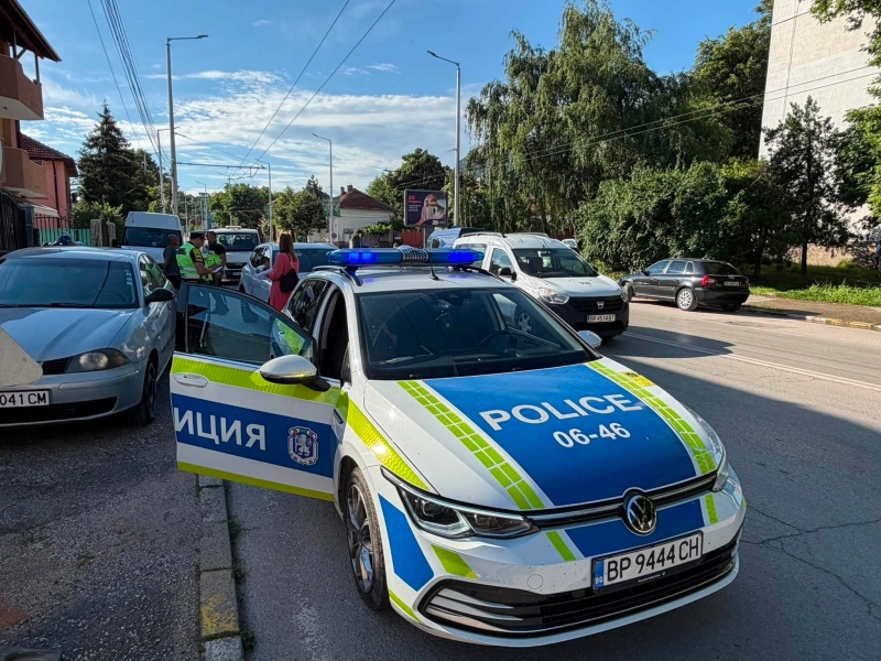 Кола и джип се удариха на оживен булевард във Враца