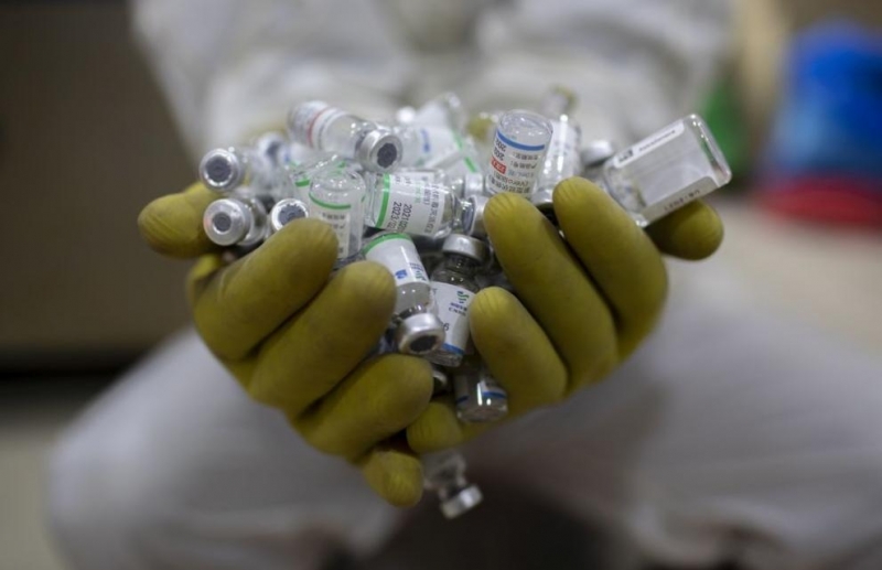 Близо 4 хил. души са се оплакали от странични ефекти на COVID ваксините