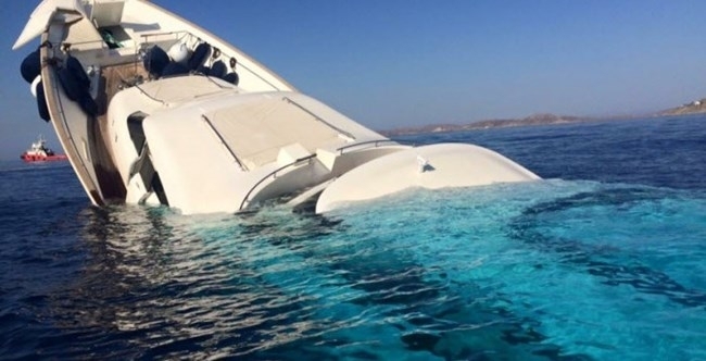 Италианската брегова охрана разпространи кадри на потъването на луксозна яхта