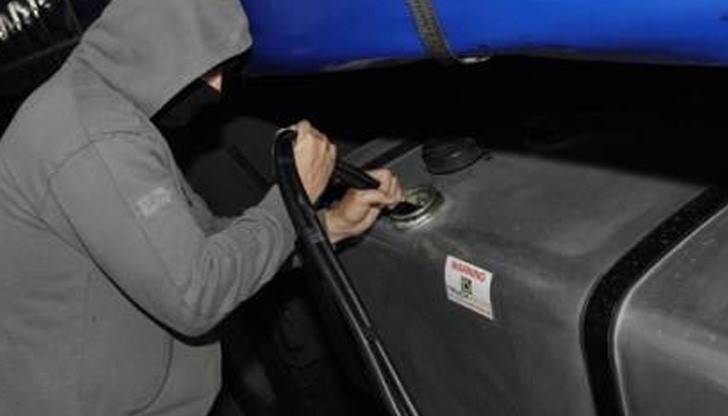 Двама апаши са заловени източили 100 литра нафта от камион