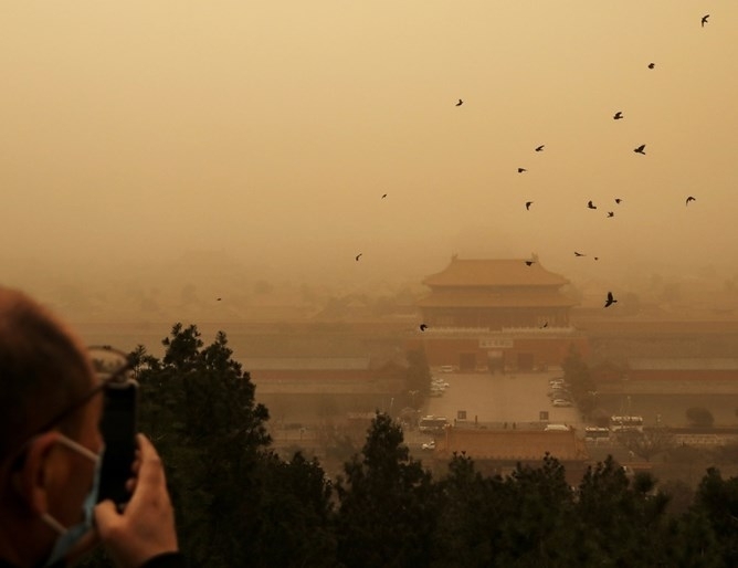 Китайската столица Пекин беше покрита днес с плътен кафяв прах