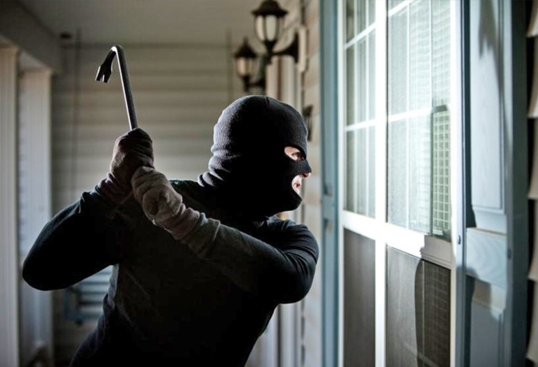 Бандит се опита да нахлуе в къща във врачанското село