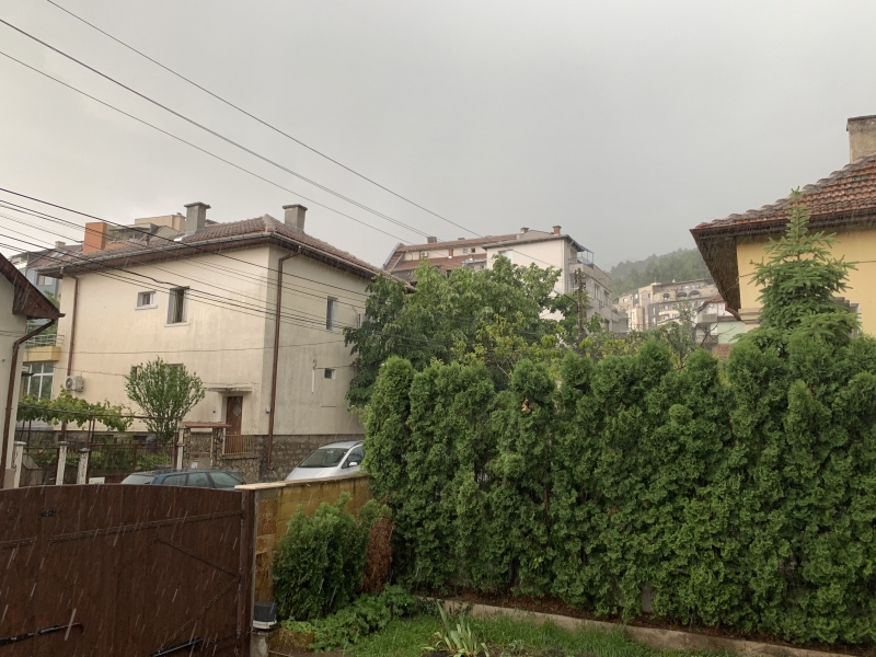 Поредната пролетна буря минава в момента над Враца видя репортер