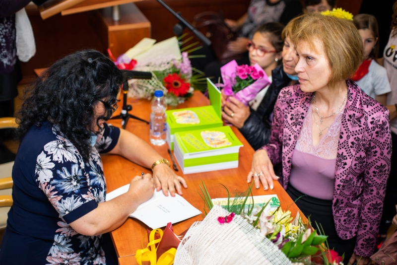Поетесата Рени Митева представи в Мездра своята най нова книга