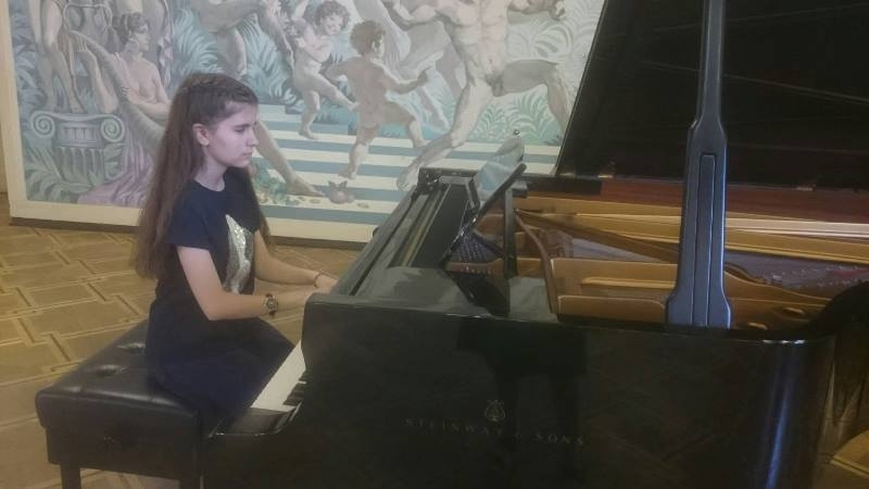 Младата врачанска пианистка Елица Стефанова на 15 години се завърна
