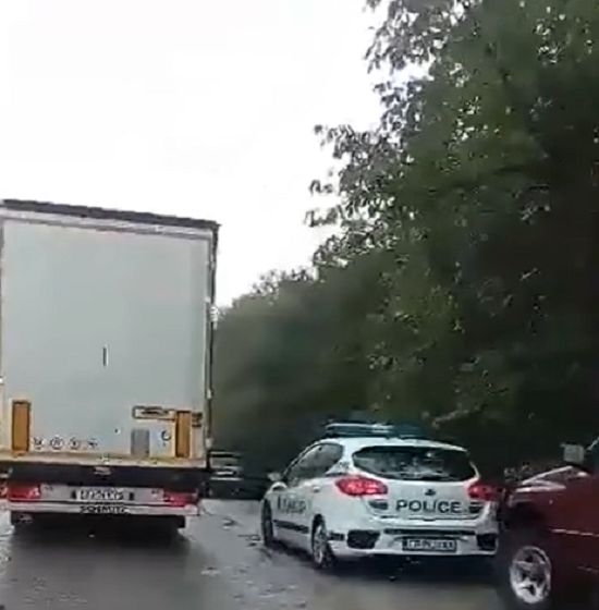 Катастрофа между кола и камион е станала край Оходен видя