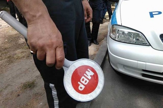 Полицията е хванала хлапак да кара кола без номера във