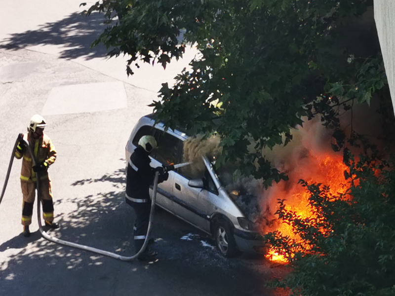 Огнеборци гасиха запалена кола в Монтанско