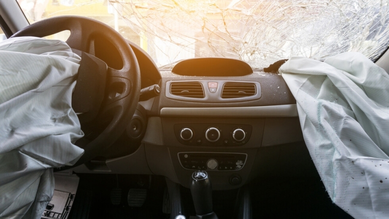 Тежка катастрофа между автобус и лек автомобил стана на пътя