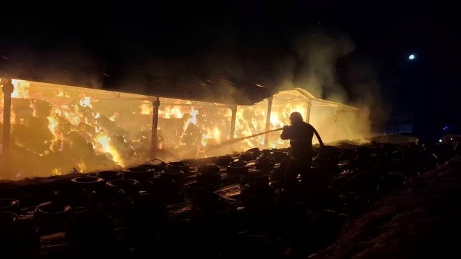 Огнен ад! Над 250 бали сено изгоряха във Врачанско, разследват причините за пожара