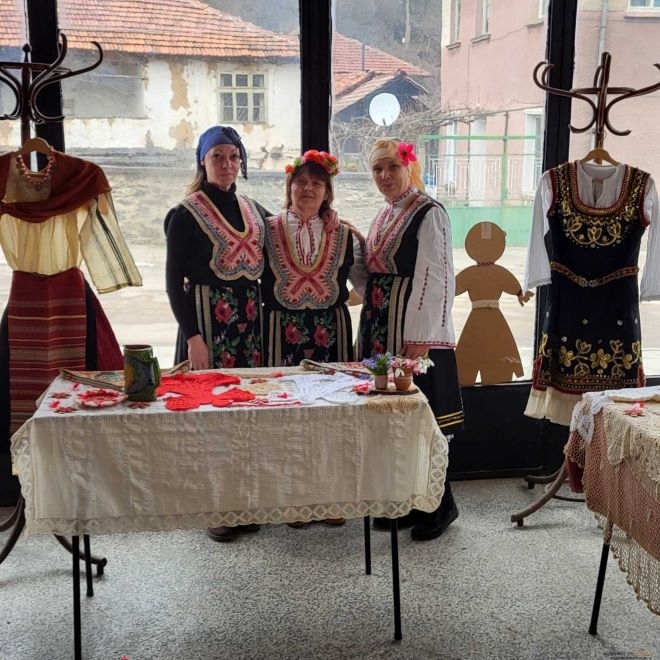 Закичиха с мартеници цяло монтанско село /снимки/