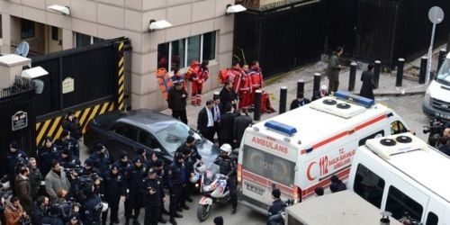 Един човек е убит а други двама са ранени при