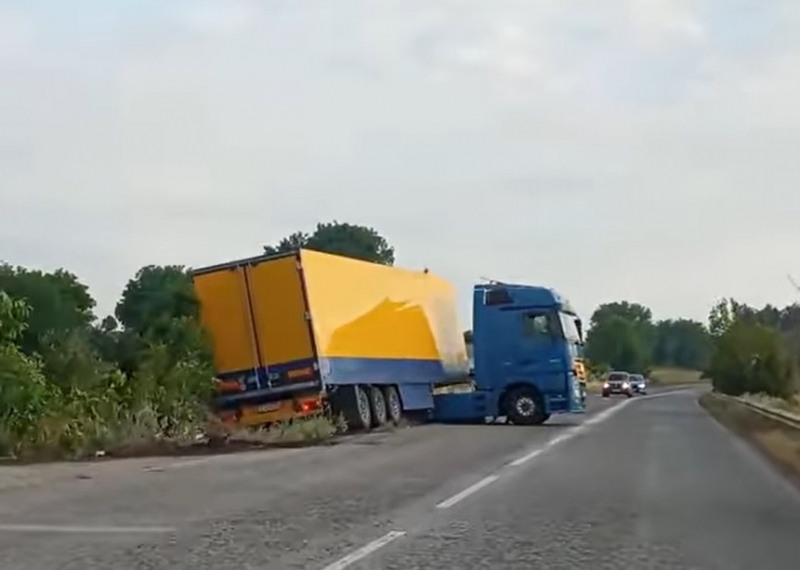 Аварирал ТИР затруднява движението по пътя от Враца към Оряхово