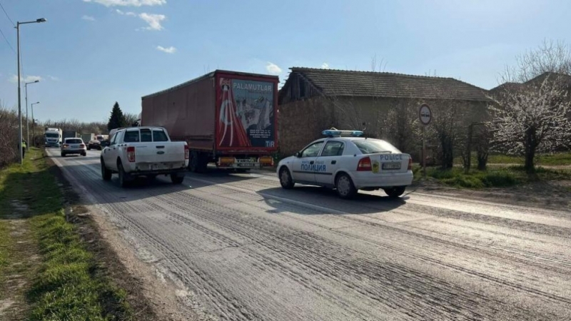 Верижна катастрофа между два товарни и един лек автомобил затруднява