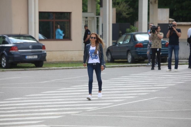 Бившата Мис България Ивайла Бакалова влезе в прокуратурата за да