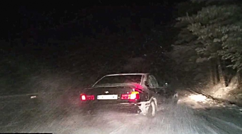 Любители на екстремните преживявания използват затрупания със сняг проход Петрохан