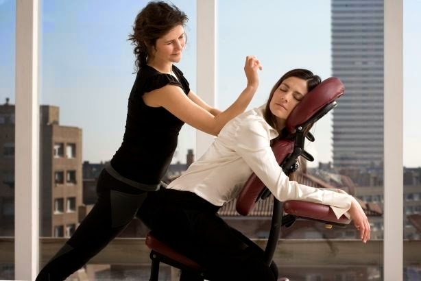 Масаж в офиса е най новата екстра която предлагат фирмите