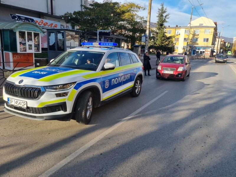 От последните минути! Кола помете човек на пешеходна пътека в центъра на Враца, линейка лети към болницата /снимки/