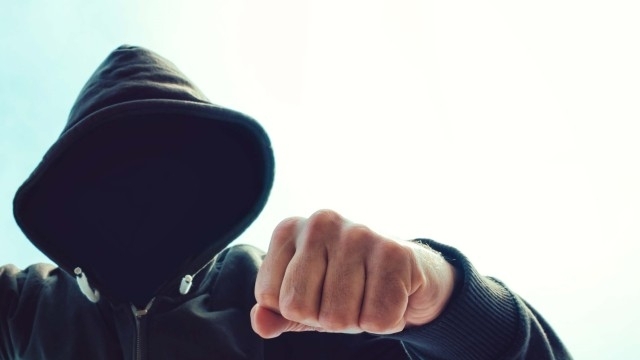 Младежи пребиха възрастен мъж след опит за кражба в Старозагорско