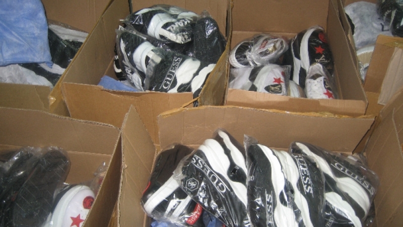 527 чифта маратонки и 350 текстилни изделия якета и