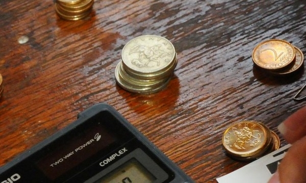 Изследване показа че българинът често бърка по дълбоко в джоба си