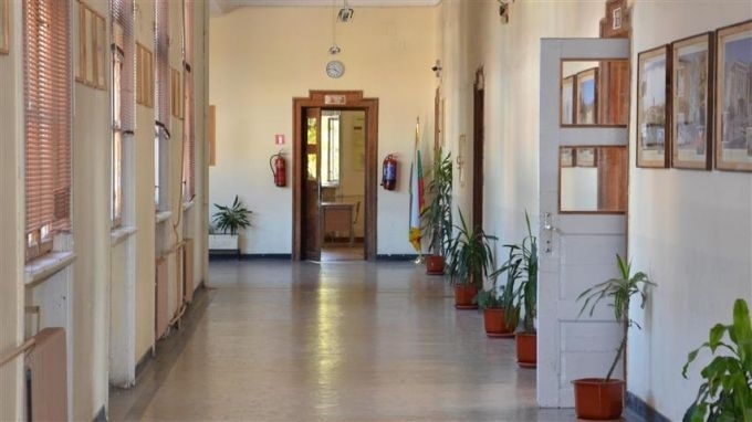 Осем кандидати са допуснати до явяване на конкурс за директор