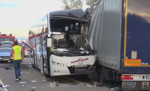 Около 30 души бяха ранени при сблъсък между автобус и