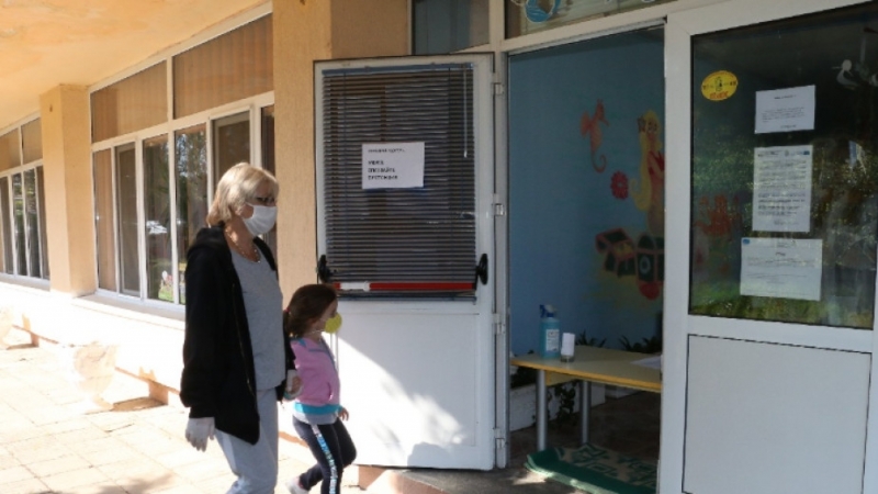 Раздават еднократно оставащите доставки по схемите Училищно мляко и Училищен