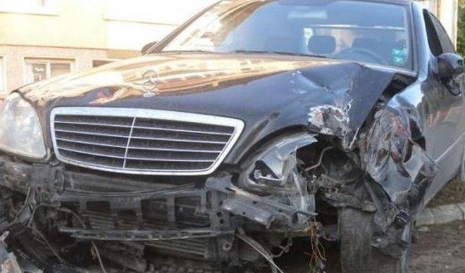 Младо момиче е катастрофирало с лекия си автомобил Мерцедес в