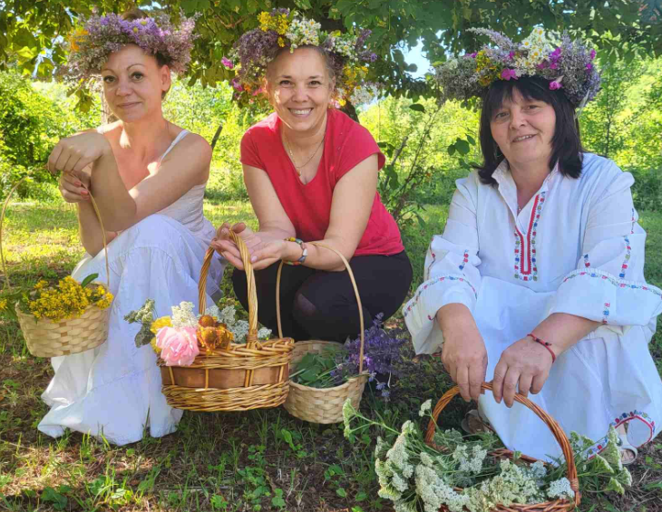 С мълчана вода и венец от билки: В Дълги дел празнуваха Еньовден /снимки/